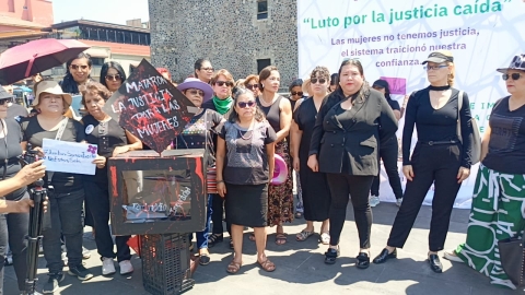 Con &#039;Luto por la justicia caída&#039; protesta Observatorio de la Paridad, tras desecharse desafuero de Blanco Bravo