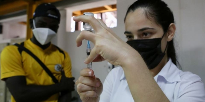 Cómo convencer a alguien antivacunas que se inocule, según expertos