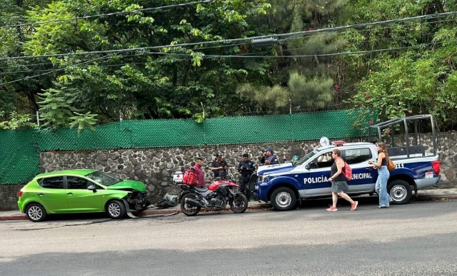 La conductora del auto refirió que el patrullero tuvo la culpa.