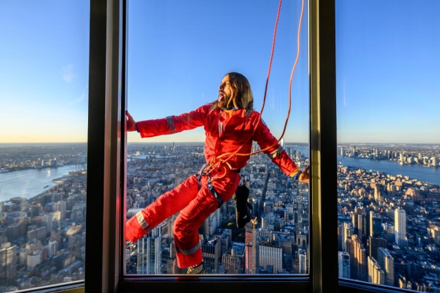 Jared Leto conquista las alturas: Escala el Empire State y maravilla a fans