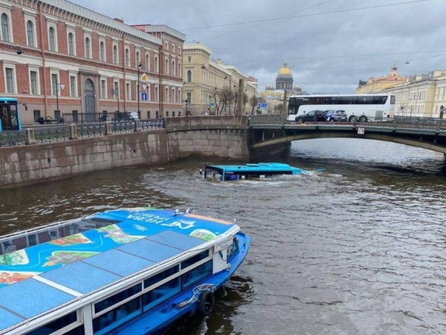 Autobús pierde el control y cae a un río en Rusia