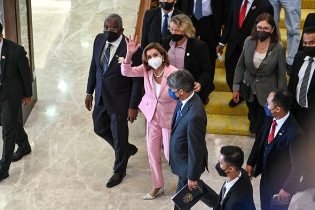 Nancy Pelosi aterriza en Taiwán pese a advertencias de China