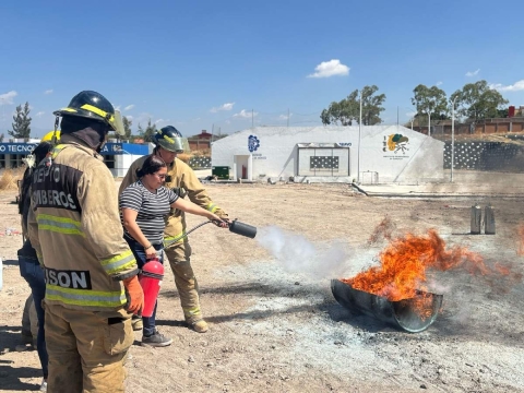 Los participantes están adquiriendo conocimientos y habilidades en atención de emergencias.