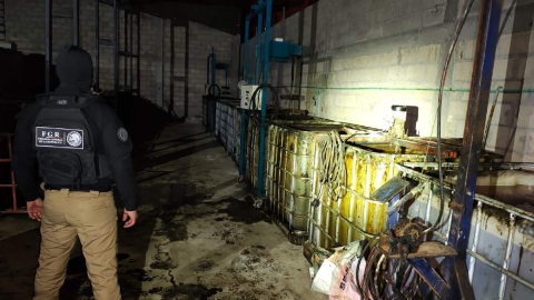 En el sitio había varios contendores con combustible robado.