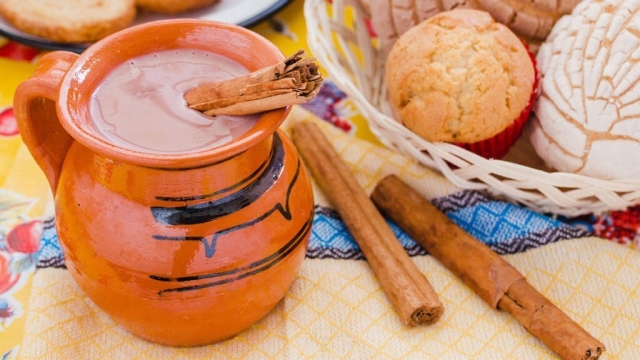 Transforma tus días fríos con un atole de piloncillo exquisito y sencillo