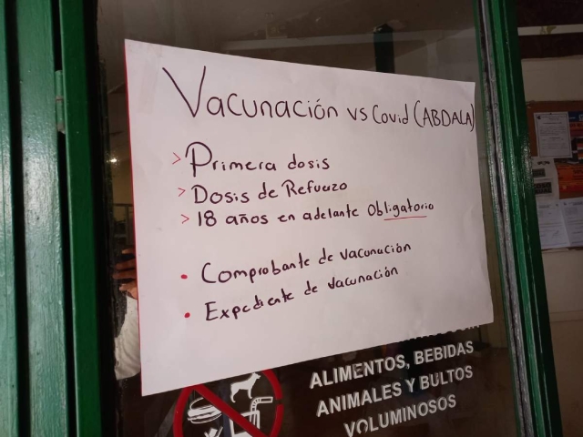 A pesar de que terminó la fase de emergencia de la pandemia por sarscov-2, continúa la aplicación de la vacuna contra la enfermedad, incluso en el IMSS.  