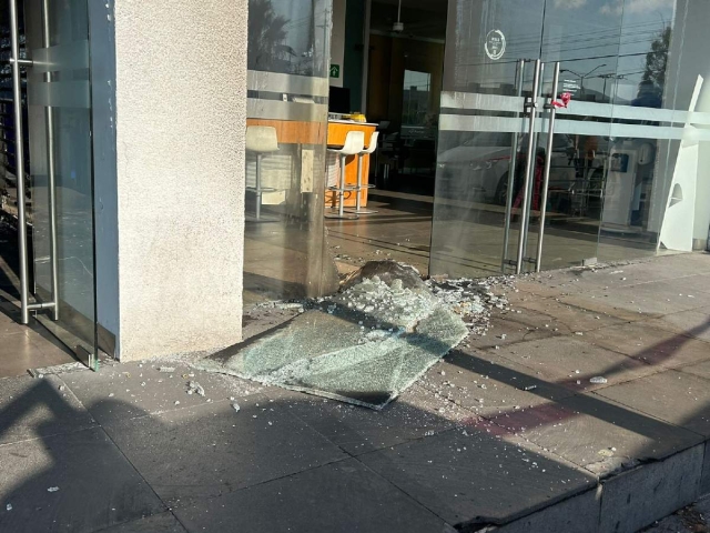El individuo rompió una puerta de cristal para ingresar a la sucursal.