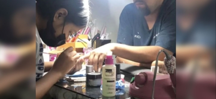 Padre modela en curso de manicura y tiktok lo ama