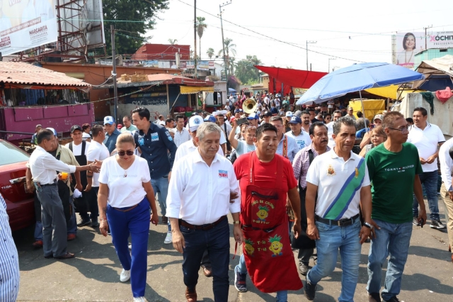 Fortalece Urióstegui lazos con comerciantes del mercado Adolfo López Mateos