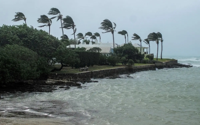 Tormenta &#039;Fiona&#039; golpea la costa este de Canadá; miles de hogares sin luz