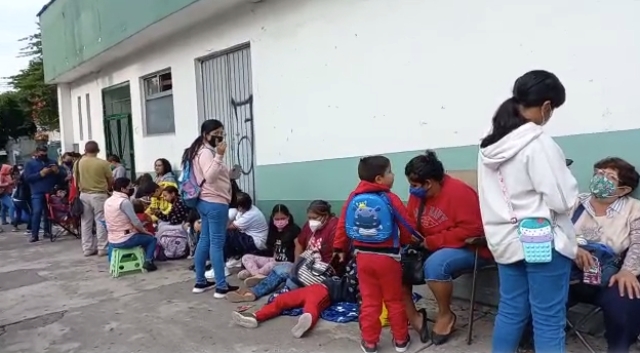 Largas filas para aplicación de segundas dosis de vacuna a infantes de cinco a 11 años