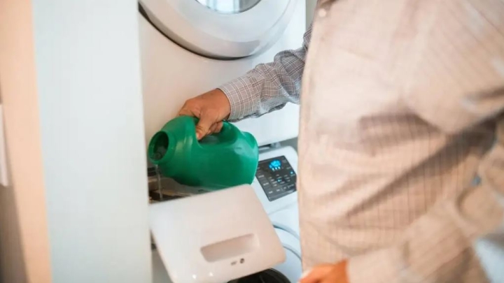 Cómo limpiar el cajón del detergente de la lavadora para evitar que manche y apeste tu ropa