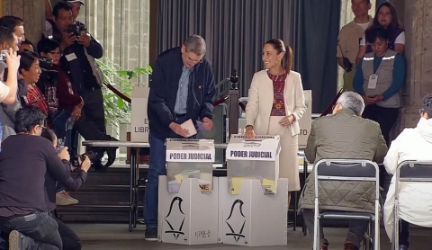 México vive su primera elección de jueces con participación activa de jóvenes y adultos mayores