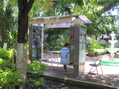 El paralibros ya sobrevivió a varias administraciones. Se invita a la población a aprovechar el tiempo de espera de algún trámite leyendo un libro.
