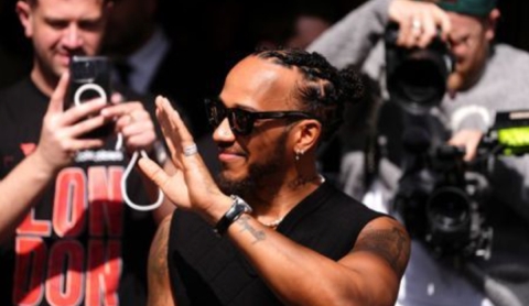 Lewis Hamilton deslumbra en Londres con un exclusivo reloj Patek Philippe