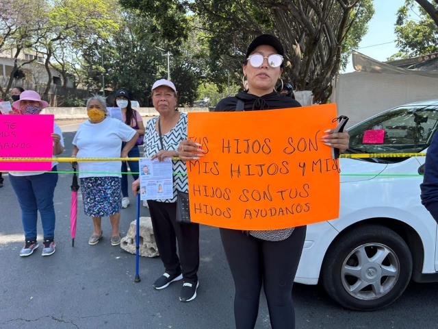 Con bloqueo, protestaron familiares de personas desaparecidas, al norte de Cuernavaca