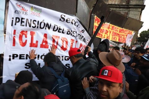 Maestros de la CNTE intentan derribar vallas del Palacio Nacional en protesta