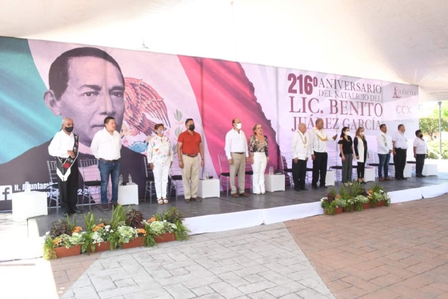Autoridades municipales recordaron al Benemérito de las Américas.