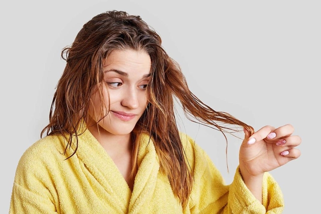 Dormir con el cabello mojado tiene serias consecuencias