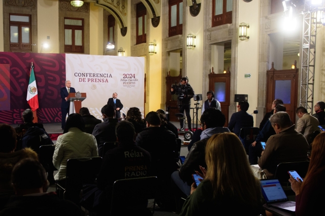 Filtran datos de 300 periodistas que han cubierto &#039;la mañanera&#039; de AMLO