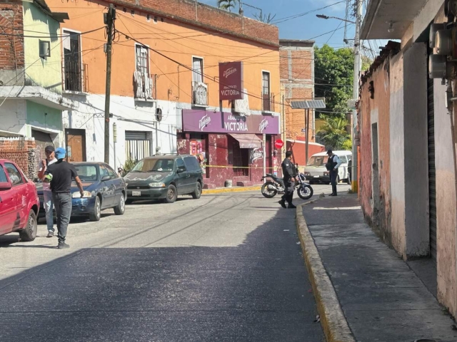 El hombre alcanzó a entrar a una vivienda.