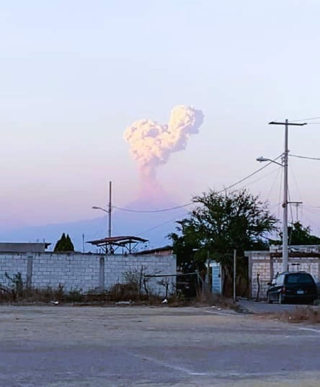 La fumarola fue vista a cientos de kilómetros a la redonda.