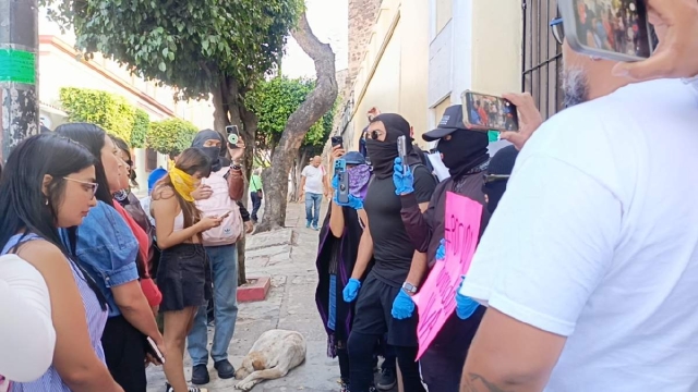 Estudiantes en protesta se inconformaron ayer por el posible regreso a clases en la Escuela de Teatro de la UAEM. 