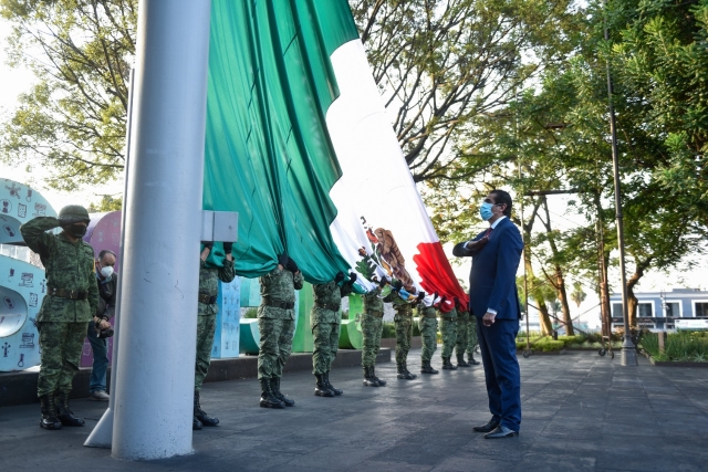 Realizaron autoridades sanitarias izamiento de Bandera Nacional