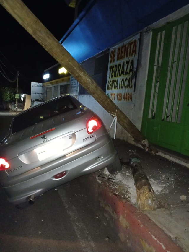 Derriba auto un poste en la avenida Diana