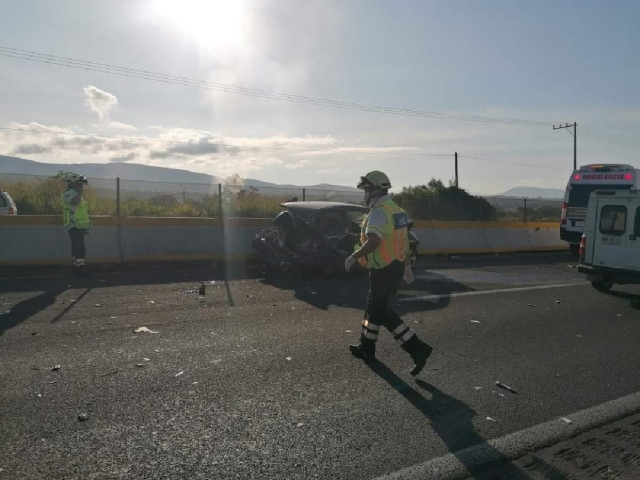 El auto resultó con severos daños.