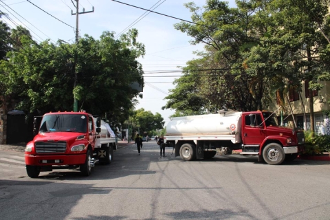 Con pipas y camiones de carga, los manifestantes cerraron la avenida Morelos por más de cinco horas.