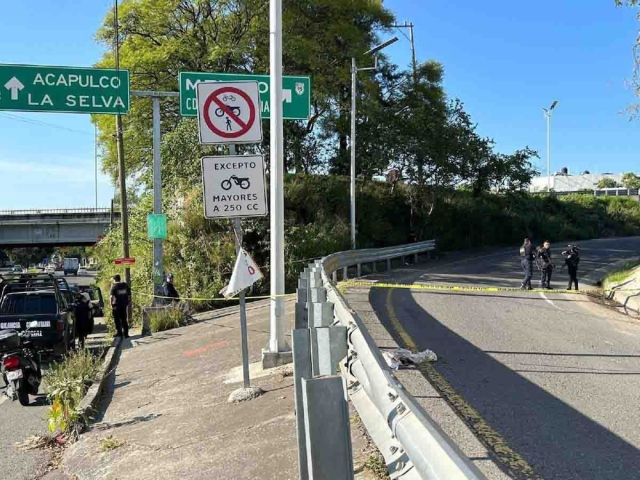 El cuerpo fue dejado en la cuneta.