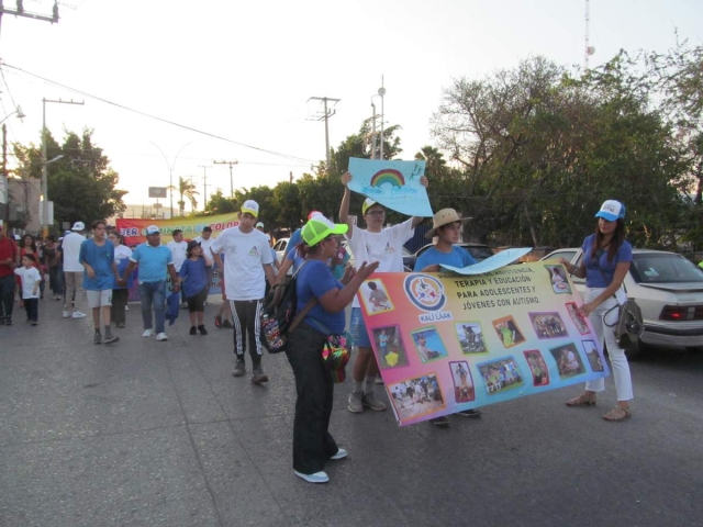 Los participantes demandaron respeto, sensibilidad e inclusión para las personas con autismo, en la tercera edición de la marcha.