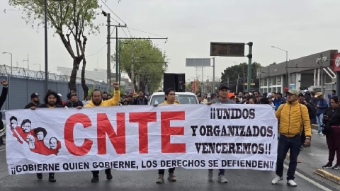 Un nutrido contingente de maestros adscritos a la Coordinadora Nacional de Trabajadores de la Educación (CNTE) bloqueó las vialidades aledañas al Aeropuerto Internacional de la Ciudad de México (AICM).