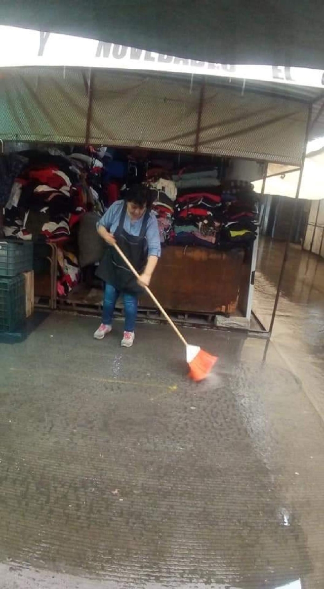   Ya llegó la temporada de lluvias y locatarios del mercado de Zacatepec señalaron que desde que se instalaron, han sufrido inundaciones. Aunque han tomado previsiones, en cualquier momento les puede afectar la mercancía.