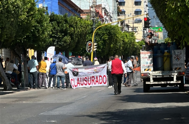Se manifiesta ANUEE con bloqueo en avenida Morelos