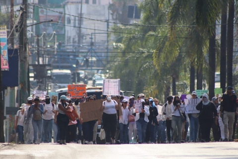 Marchan y se manifiestan estudiantes universitarios en Cuernavaca