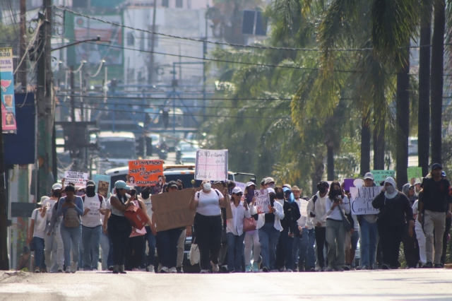 Marchan y se manifiestan estudiantes universitarios en Cuernavaca