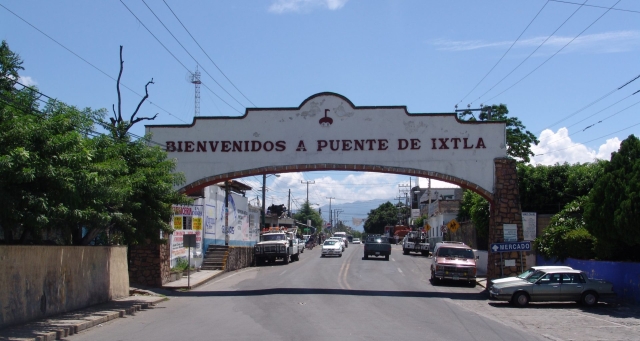 Abandonan un taxi en Puente de Ixtla