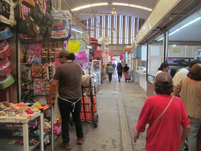 Los nuevos tiempos obligan a buscar formas de mantenerse en el mercado porque los grandes negocios seguirán llegando a Jojutla, consideraron los comerciantes.