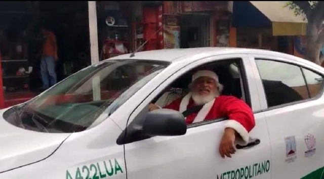 Desde hace más de diez años recorre las calles de Cuernavaca en su reno blanco.