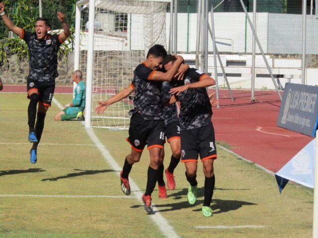 El zaguero central Manuel Parra celebró con gran efusividad el gol del triunfo que los mantiene en la zona de calificación.