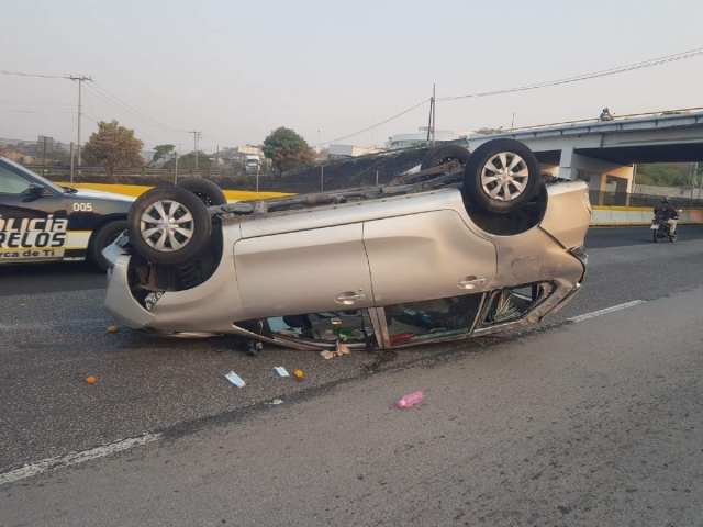 El hombre sufrió crisis nerviosa y el vehículo resultó con daños considerables.