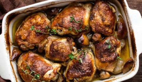 Muslos de pollo al horno con champiñones: receta fácil, económica y deliciosa