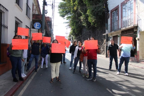 Los manifestantes exigieron diálogo con el representante del SNTE en la entidad, frente a las oficinas de ese sindicato. 
