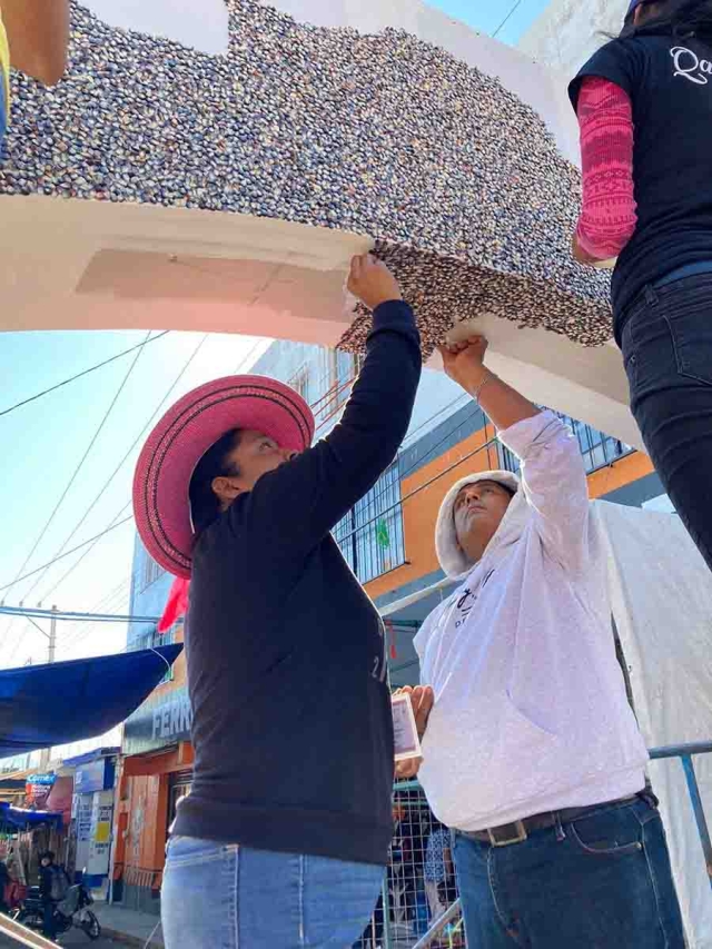 La decoración del arco está hecha a base de semillas.