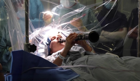 Impactante: paciente toca su clarinete mientras la operan del cerebro