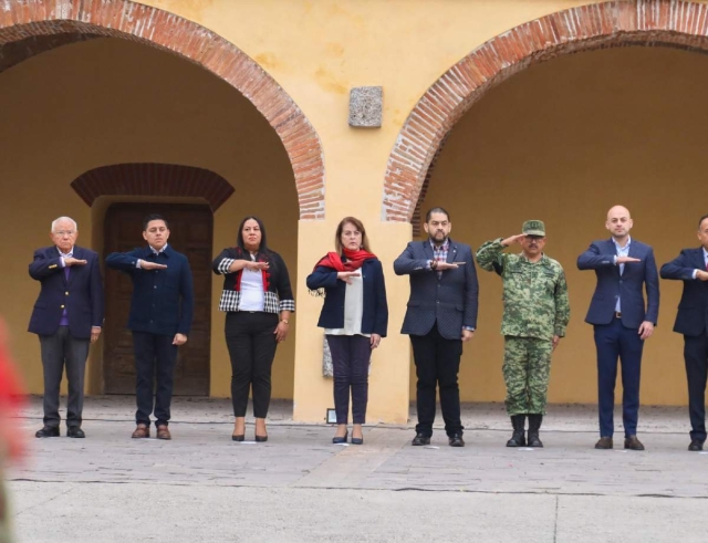 La gobernadora Margarita González Saravia encabezó ayer la ceremonia de honores a la bandera en la Plaza de la Soberana Convención Revolucionaria, en Jojutla.  