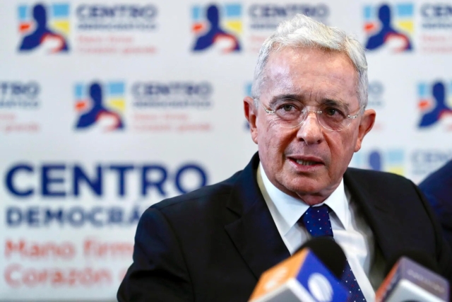 Expresidente colombiano Álvaro Uribe recibe 12 años de prisión domiciliaria