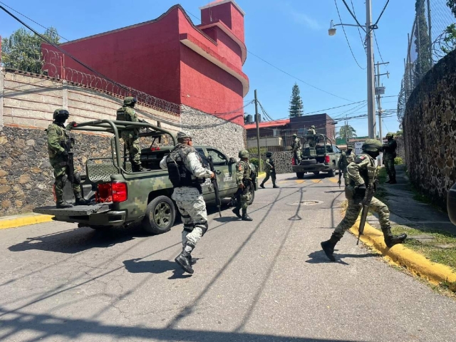  Al sitio llegaron decenas de elementos del Ejército y de la Guardia Nacional debido a que en un principio se dio a conocer que la víctima era un militar.